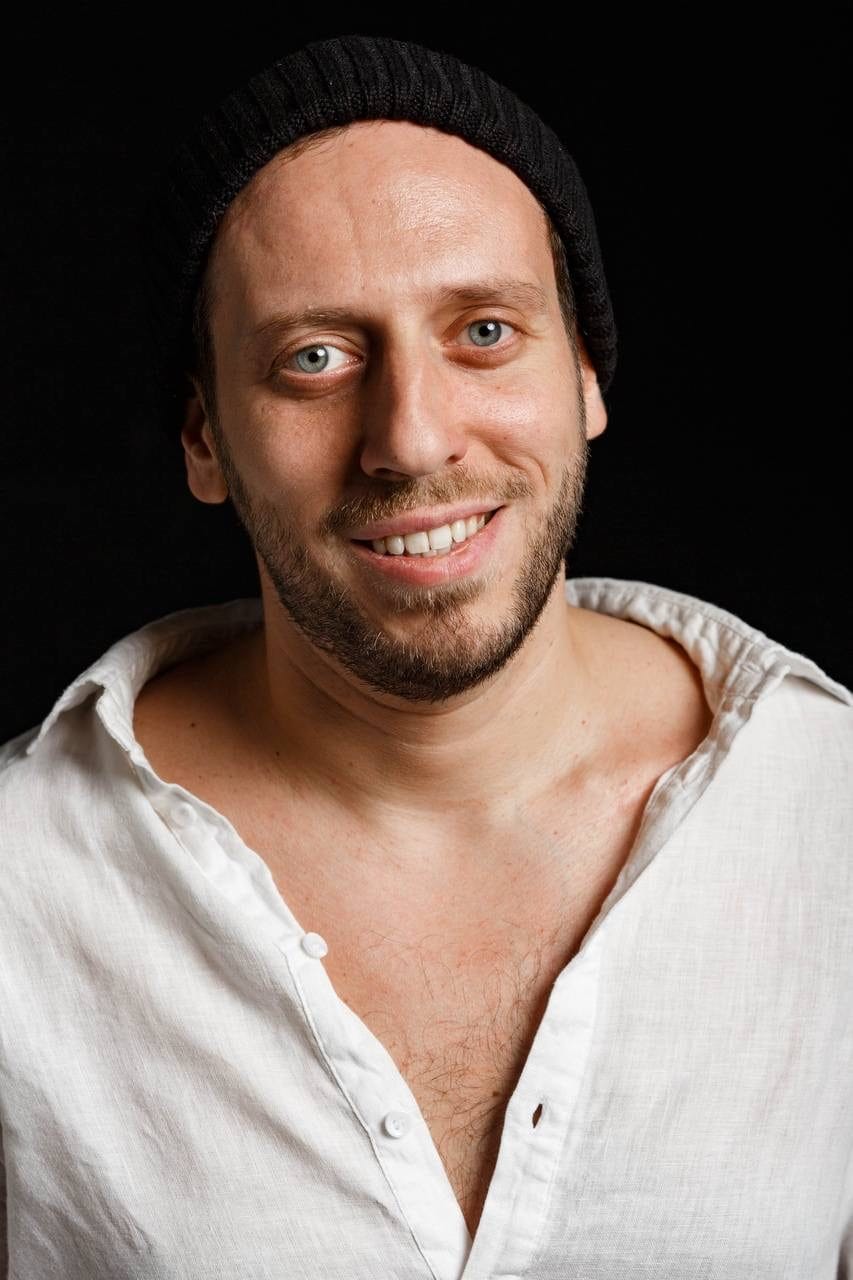 Дмитрий Хасис в белой рубашке